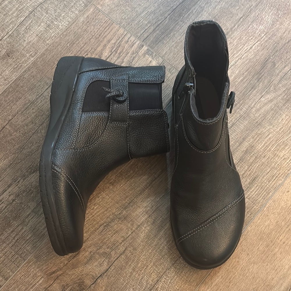 Clarks Women’s Black Leather Ankle Boots with‎ Modern Design Size 7.5 Wide